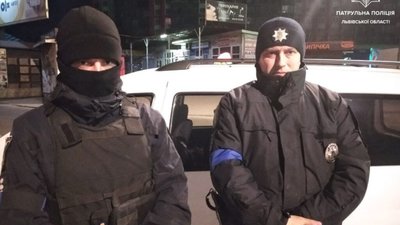 Патрульні Львова повернули вимушеній переселенці сумку з цінними речами