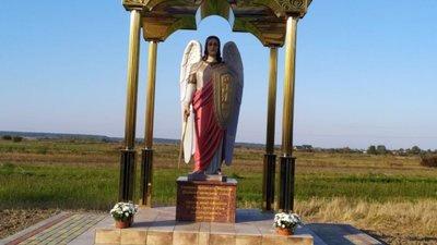 У Смерекові встановили 2,5-метрову скульптуру Архангела Михаїла