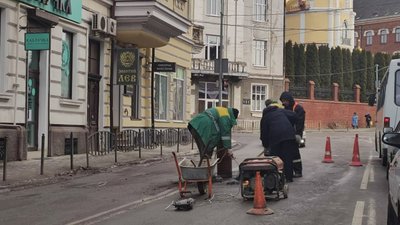 На Львівщині латають ями (ФОТО)