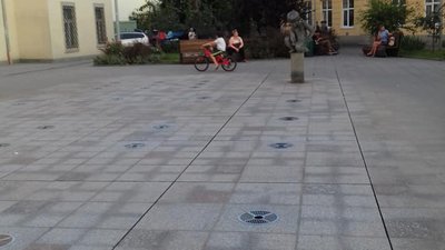 У Львові висох сухий фонтан (ФОТО)
