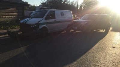 У передмісті Львова мікроавтобус інкасаторів потрапив у ДТП