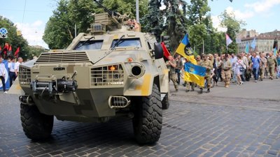 До Свята Героїв Львовом пройшла масштабна урочиста хода