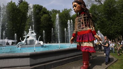 Майже 4-метрова лялька Амаль відвідала містечко для переселенців у Львові та прогулялася Стрийським парком