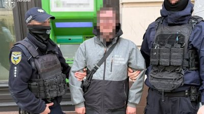 29-річний чоловік у Малоголосківському парку ставив закладки