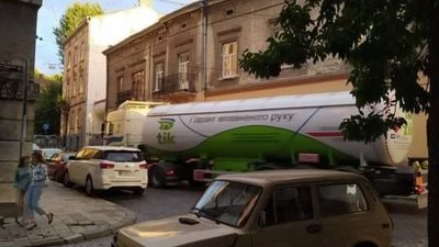 У центрі Львова вантажівка заблокувала рух (ФОТО)