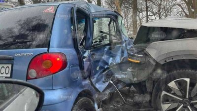 Біля Львова не розминулись автомобілі