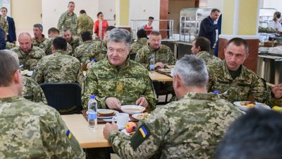 Як Порошенко пообідав з військовослужбовцями Львівщини (ФОТО)