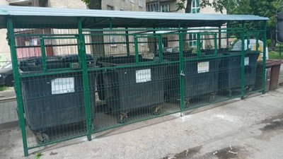 У Львові на вулиці Золотій облаштували сміттєвий майданчик закритого типу