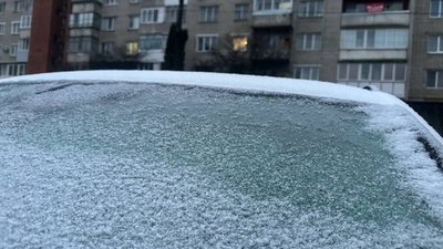 У Львові автомобілі притрусило снігом