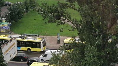 У Львові через обрив контактної мережі зупинився рух тролейбусів на Стрийській (ВІДЕО, ФОТО)