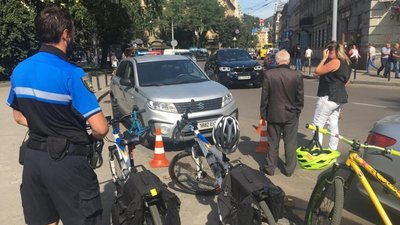 У центрі Львова жінка на іномарці наїхала на поліцейського з велопатруля (ВІДЕО)