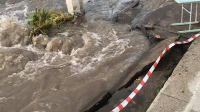 То є Львів: через прорив води вулиця стала «непрохідною» (ФОТО, ВІДЕО)