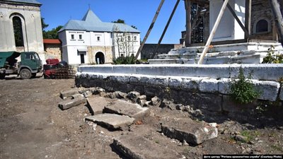 На Львівщині під час реставрації монастиря зруйнували давні поховання (ФОТО)