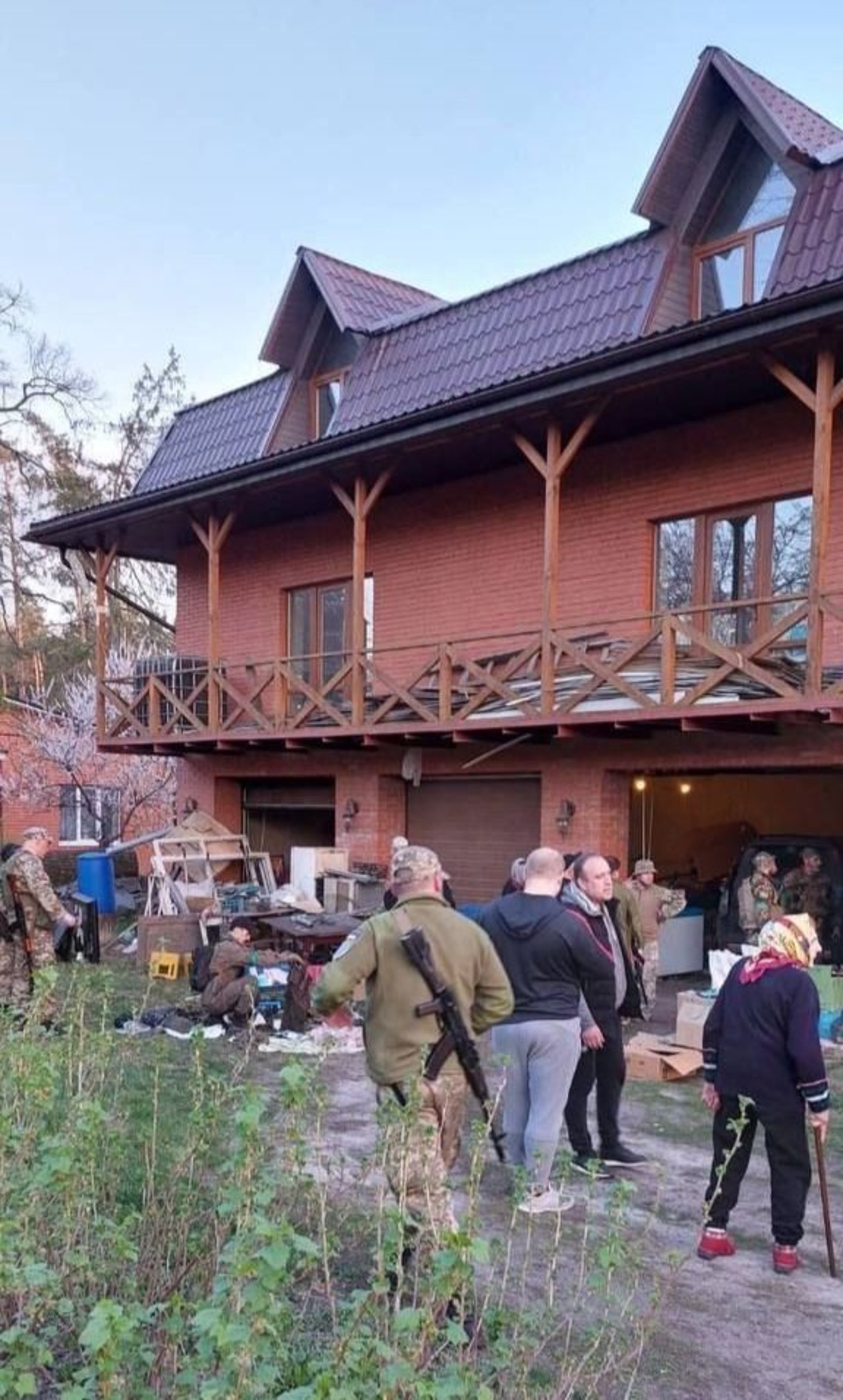 Тероборона у м.Буча виявила мародера, знешкодила його до приїзду поліції. Фото: Тероброна м.Буча