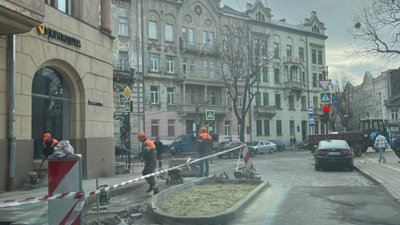 У Львові посеред вулиці встановили невідому конструкцію