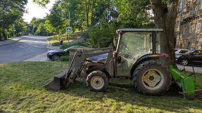 У центрі Львова на газоні припаркували трактор (ФОТО)