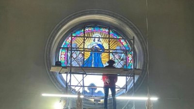 У Львові відреставрований вітраж повернули до храму св. Іоана Золотоустого