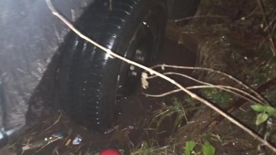 У центрі Борислава автомобіль провалився у відкритий люк (ФОТО)