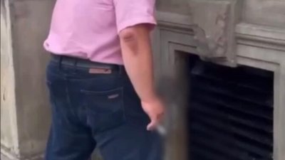 У Львові поліція впіймала чоловіка, який попісяв на Оперний театр (ФОТО)