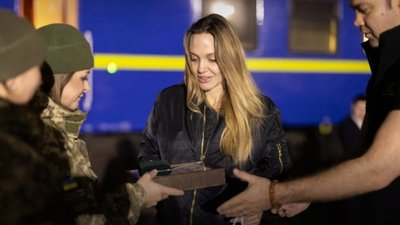 Українські прикордонники подякували Анджеліні Джолі