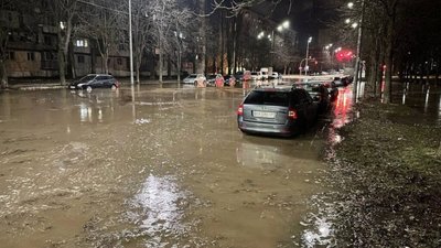 У Києві вулицю затопило фекаліями (ВІДЕО)