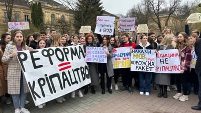 У Львові студенти медуніверситету вийшли на протест