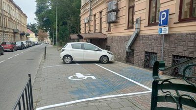 У Львові для пішоходів створили штучну перешкоду