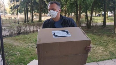 Фонд Порошенка передав медикам Львівського легеневого центру мобільний рентген-апарат