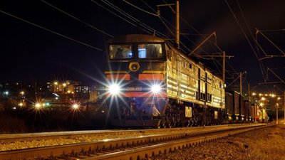 У Стрию поїзд ледь не переїхав двох підлітків, які сиділи на колії: один врятувався, іншого покалічило