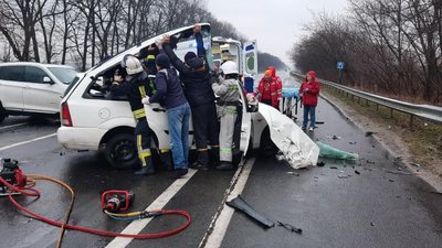 На Львівщині у жахливій аварії померло двоє осіб (ФОТО, ВІДЕО)
