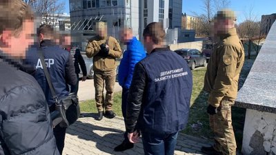 Платники податків чотирьох областей зітхнули з полегшенням: фіскала-вимагача затримано