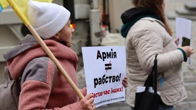 У Львові містяни вийшли на протест, вимагають демобілізації військових