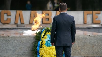 Зеленський приїхав на кордон із Росією вшанувати загиблих у Другій світовій  (ФОТО)