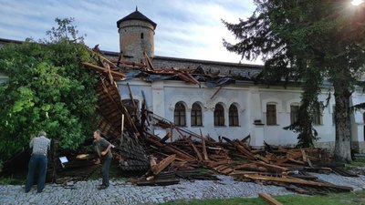 Буревій зірвав дах із Кам'янець-Подільської фортеці (ФОТО)