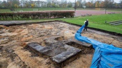 Гігантську бетонну свастику випадково розкопали у Німеччині