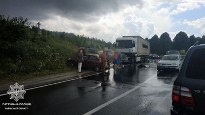 На трасі "Київ - Чоп" реверсний рух через аварію (ФОТО)