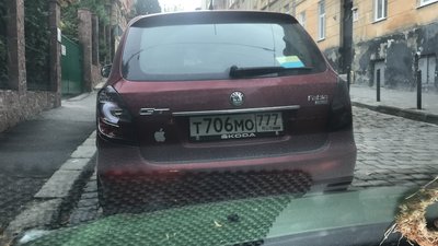 У центрі Львова помітили автомобіль із російськими номерами (ВІДЕО)