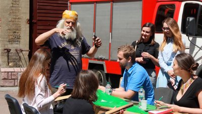 Як у Львові журналісти та рятувальники ангелів малювали