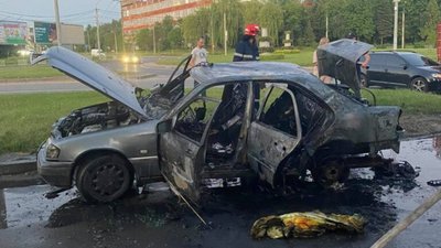 У Львові через пожежу в автомобілі водій отримав опіки (ФОТО, ВІДЕО)