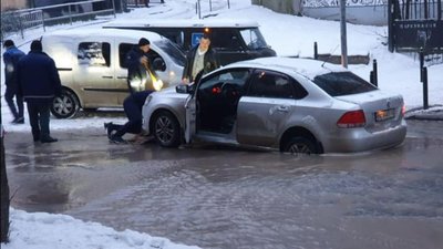 У центрі Львова прорвало водогін: автомобіль провалився у яму (ФОТО)