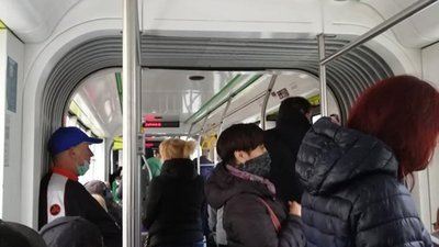 Як у Львові попри карантин курсують переповнені трамваї (ФОТО)