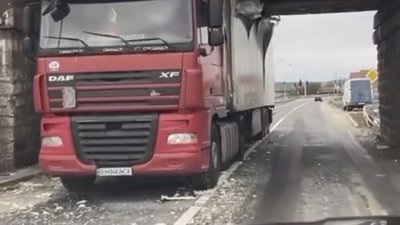 На Львівщині вантажівка не змогла проїхати під мостом (ВІДЕО)