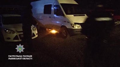 У Львові кримчанин намагався скоїти самогубство на парковці, розвівши багаття під бусом