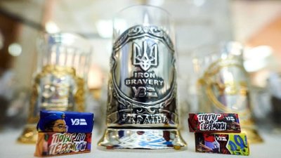 «Укрзалізниця» таки повертає в поїзди залізні підстаканники і додає підбірку преміальних чаїв