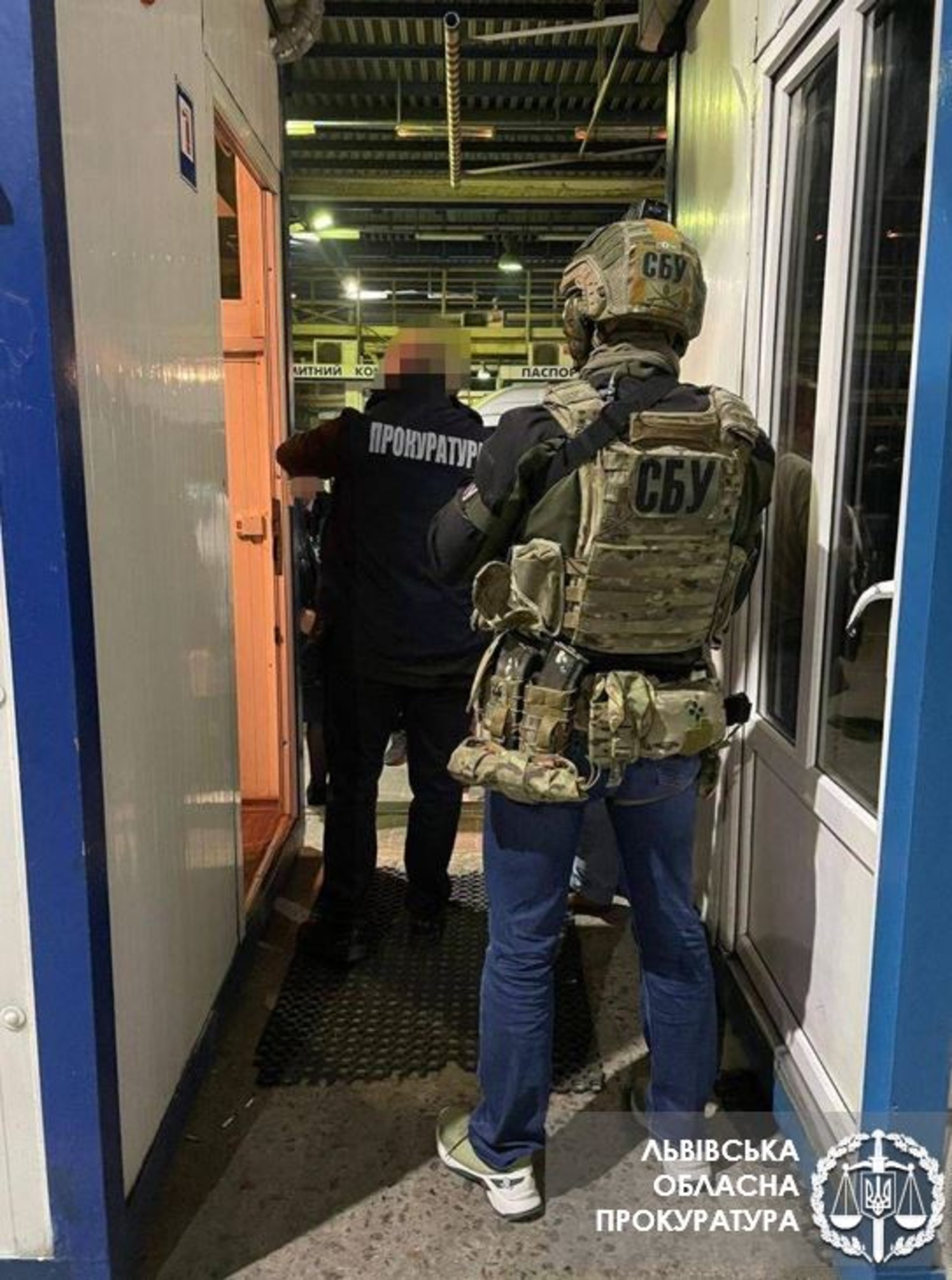 Вимагали хабарі за безперешкодне митне оформлення товарів – викрито двох інспекторів Львівської митниці