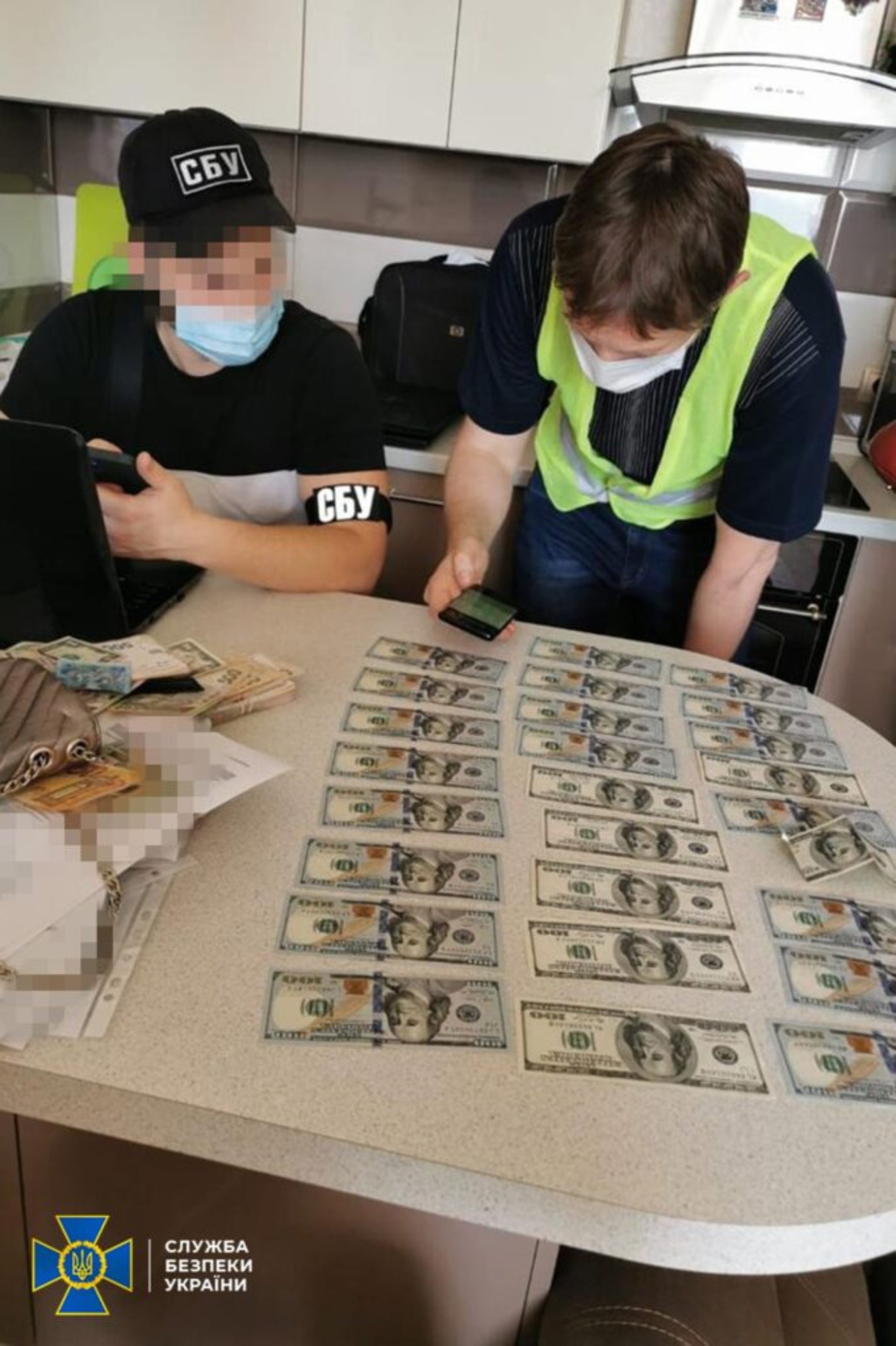 Суми становили від 3 до 6 тисяч доларів США за місце