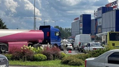 У Львові на кільці Липинського - Богдана Хмельницького сталась аварія за участі вантажівки (ФОТО)
