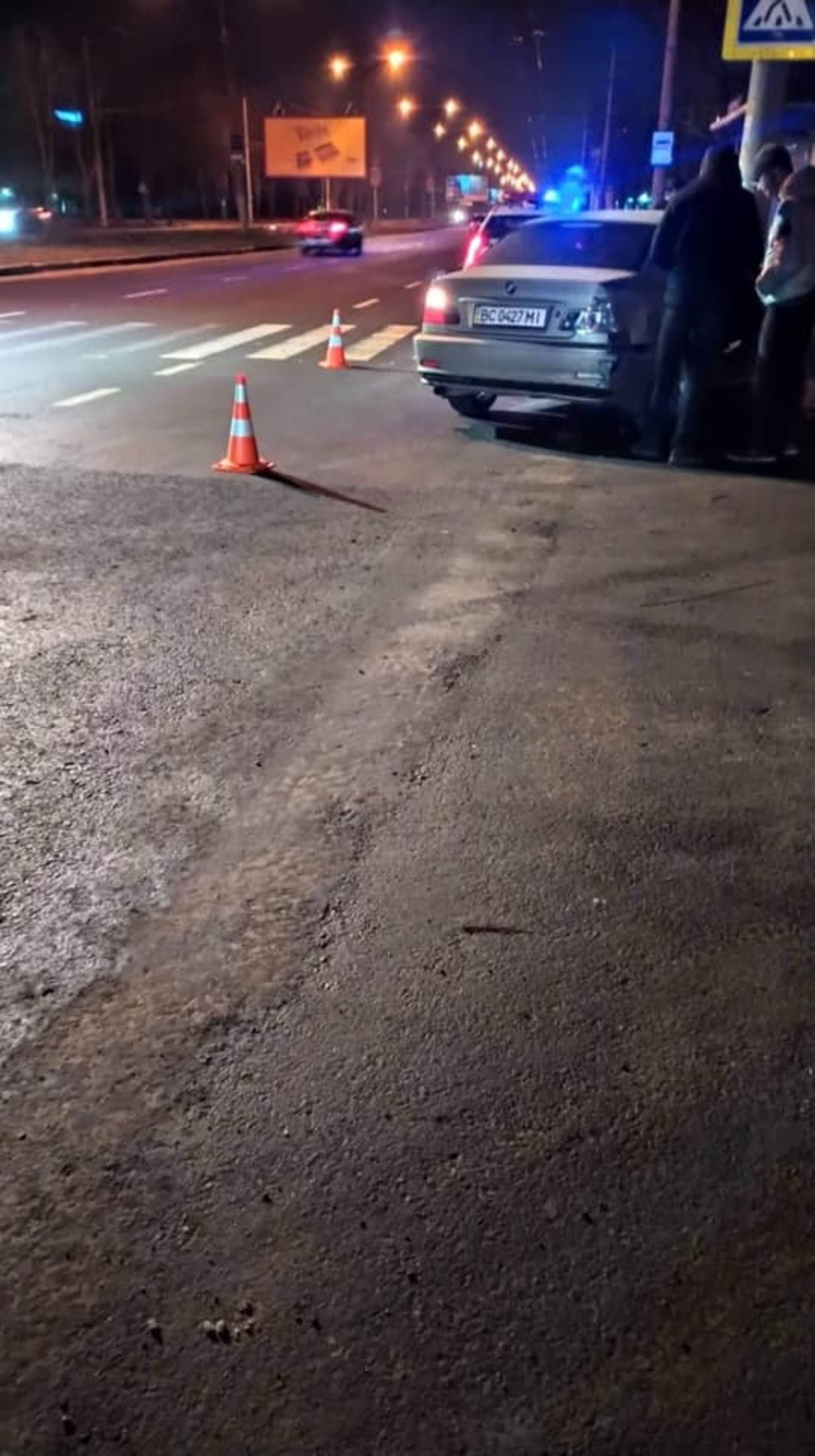 У Львові автомобіль протаранив стовп. Фото Варта-1