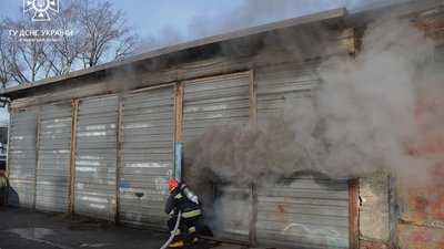 У Львові мало не згоріло три автомобілі (ФОТО)