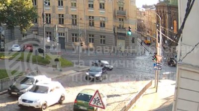 У центрі Львова чоловік на електросамокаті рухався на «червоне» і потрапив під автомобіль (ВІДЕО)